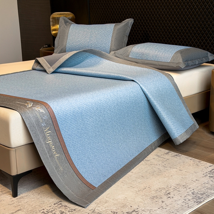 91家纺网 家纺一手货源 找家纺 鑫琪莱家纺 2026新款PE草本凉感藤席子凉席 艾草蓝-床席款