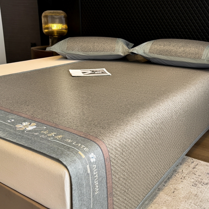 91家纺网 家纺一手货源 找家纺 鑫琪莱家纺 2026新款PE草本凉感藤席子凉席 山茶花灰-床席款