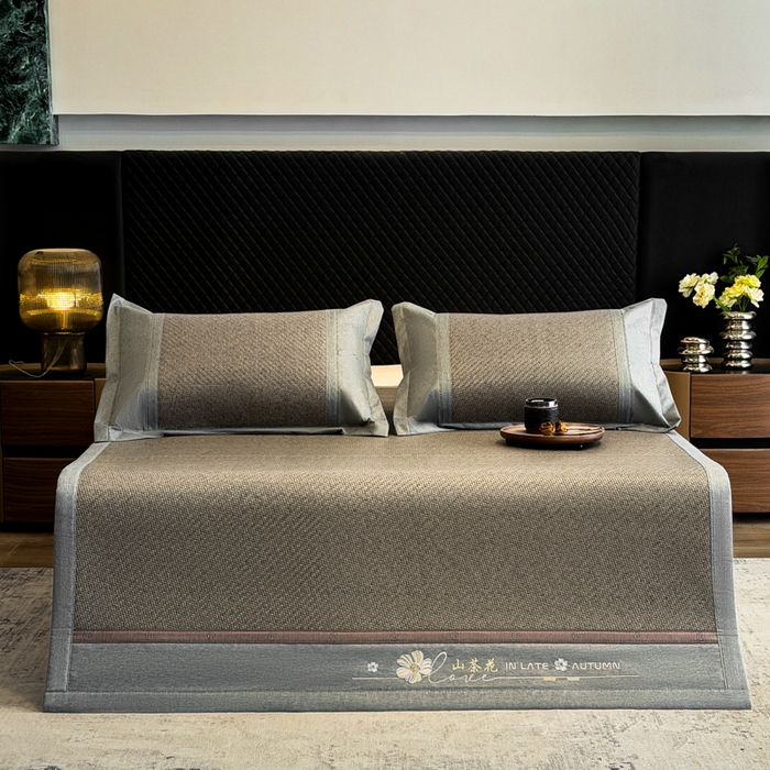 91家纺网 家纺一手货源 找家纺 鑫琪莱家纺 2026新款PE草本凉感藤席子凉席 山茶花灰-床席款