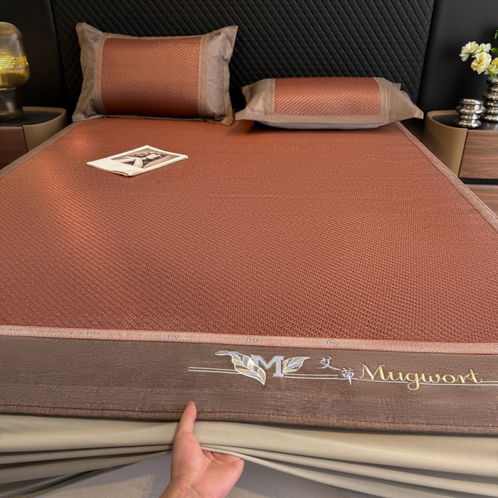 91家纺网 家纺一手货源 找家纺 鑫琪莱家纺 2026新款PE草本凉感藤席子凉席 艾草咖-床笠款