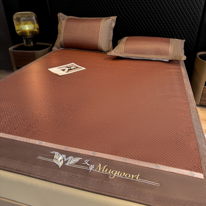 91家纺网 家纺一手货源 找家纺 鑫琪莱家纺 2026新款PE草本凉感藤席子凉席 艾草咖-床笠款