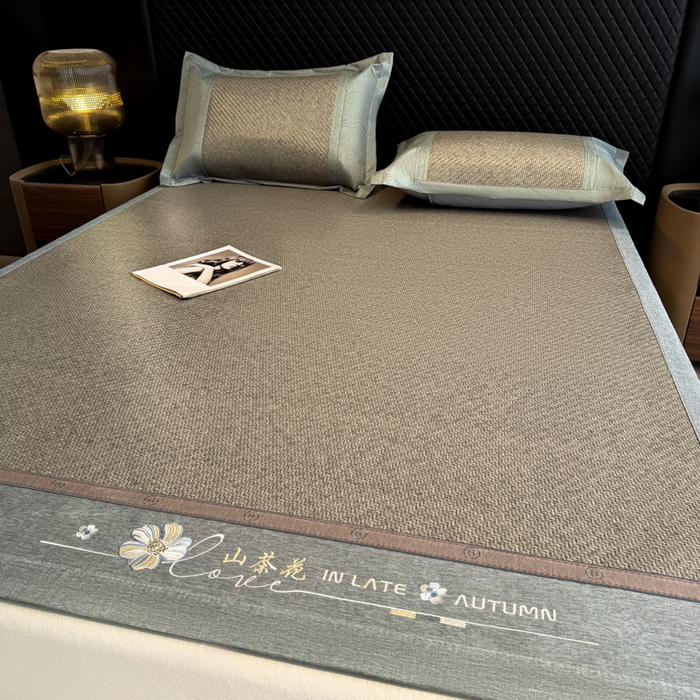 91家纺网 家纺一手货源 找家纺 鑫琪莱家纺 2026新款PE草本凉感藤席子凉席 山茶花灰-床席款