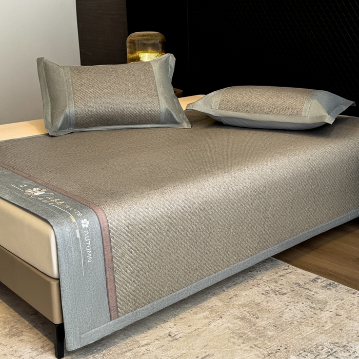 91家纺网 家纺一手货源 找家纺 鑫琪莱家纺 2026新款PE草本凉感藤席子凉席 山茶花灰-床席款