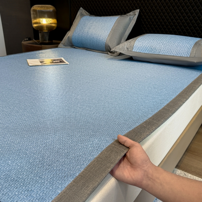 91家纺网 家纺一手货源 找家纺 鑫琪莱家纺 2026新款PE草本凉感藤席子凉席 山茶花蓝-床席款