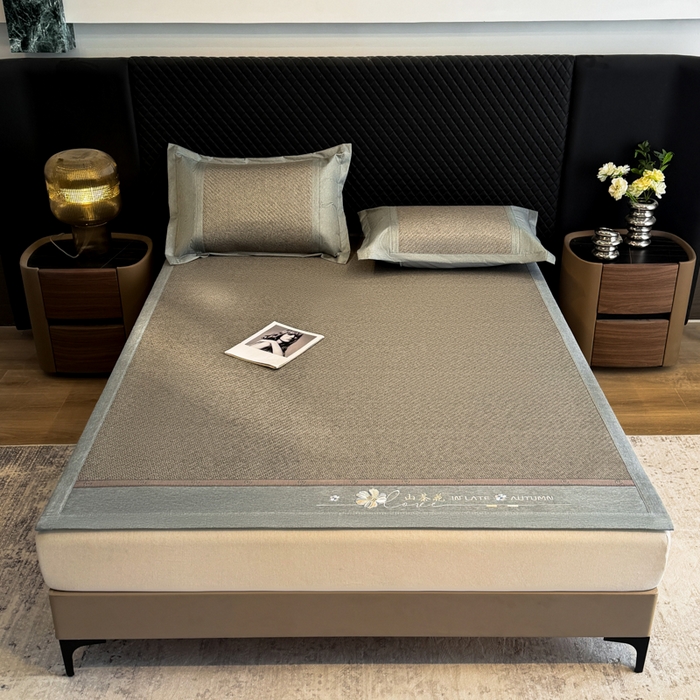 91家纺网 家纺一手货源 找家纺 鑫琪莱家纺 2026新款PE草本凉感藤席子凉席 山茶花灰-床席款