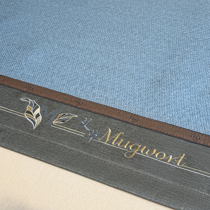 91家纺网 家纺一手货源 找家纺 鑫琪莱家纺 2026新款PE草本凉感藤席子凉席 艾草蓝-床席款