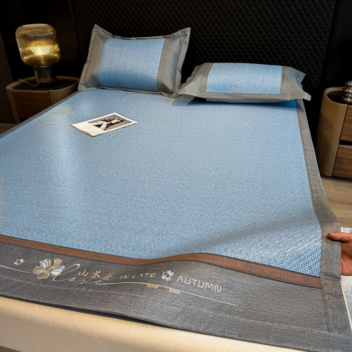 91家纺网 家纺一手货源 找家纺 鑫琪莱家纺 2026新款PE草本凉感藤席子凉席 山茶花蓝-床席款