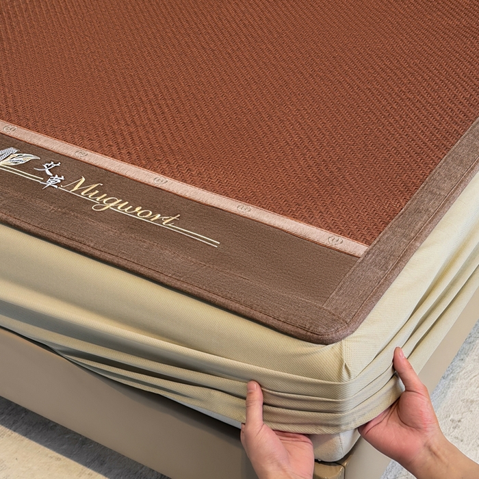 91家纺网 家纺一手货源 找家纺 鑫琪莱家纺 2026新款PE草本凉感藤席子凉席 艾草咖-床笠款