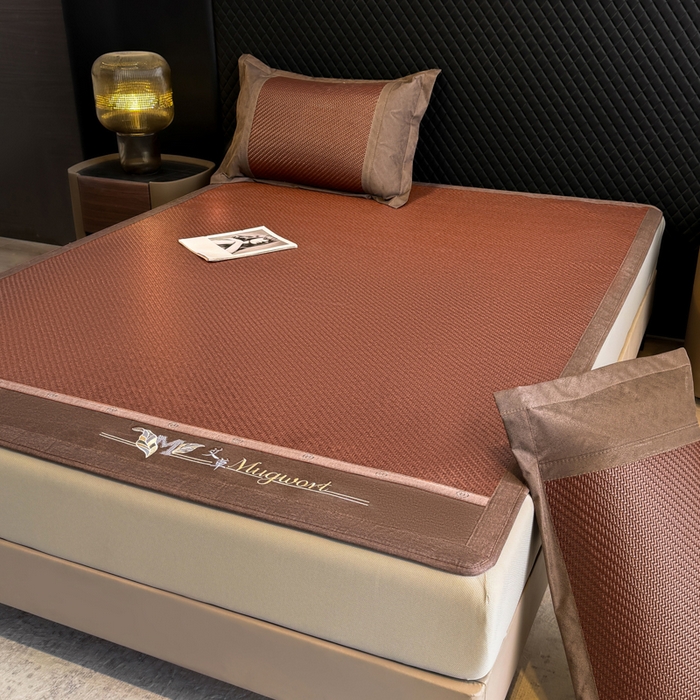 91家纺网 家纺一手货源 找家纺 鑫琪莱家纺 2026新款PE草本凉感藤席子凉席 艾草咖-床笠款