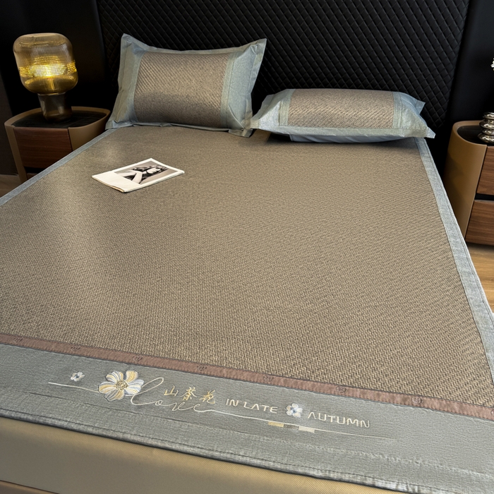 91家纺网 家纺一手货源 找家纺 鑫琪莱家纺 2026新款PE草本凉感藤席子凉席 山茶花灰-床笠款