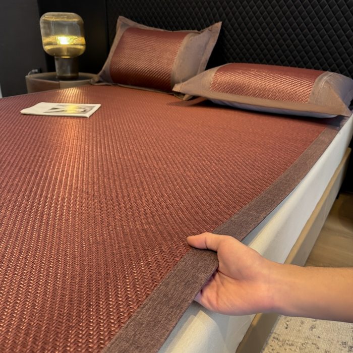 91家纺网 家纺一手货源 找家纺 鑫琪莱家纺 2026新款PE草本凉感藤席子凉席 艾草咖-床席款