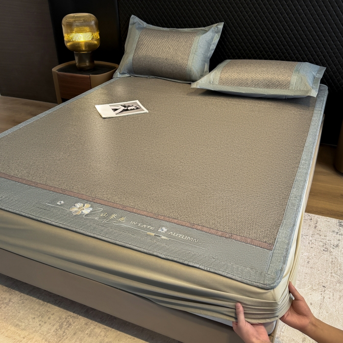 91家纺网 家纺一手货源 找家纺 鑫琪莱家纺 2026新款PE草本凉感藤席子凉席 山茶花灰-床笠款