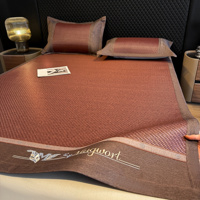 91家纺网 家纺一手货源 找家纺 鑫琪莱家纺 2026新款PE草本凉感藤席子凉席 艾草咖-床席款