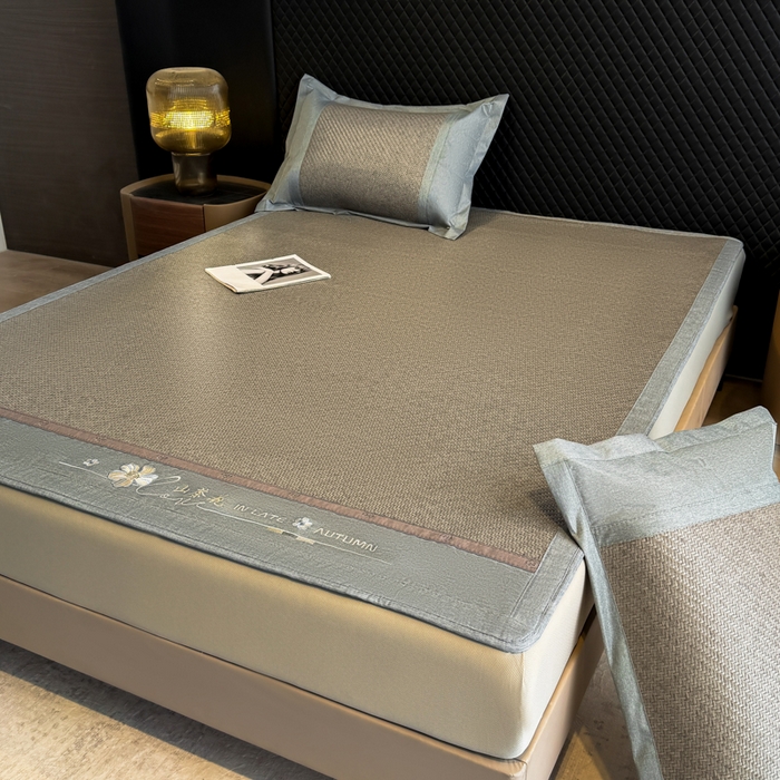 91家纺网 家纺一手货源 找家纺 鑫琪莱家纺 2026新款PE草本凉感藤席子凉席 山茶花灰-床笠款