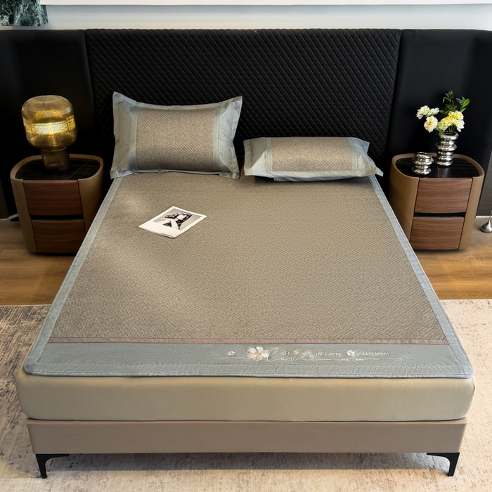 91家纺网 家纺一手货源 找家纺 鑫琪莱家纺 2026新款PE草本凉感藤席子凉席 山茶花灰-床笠款