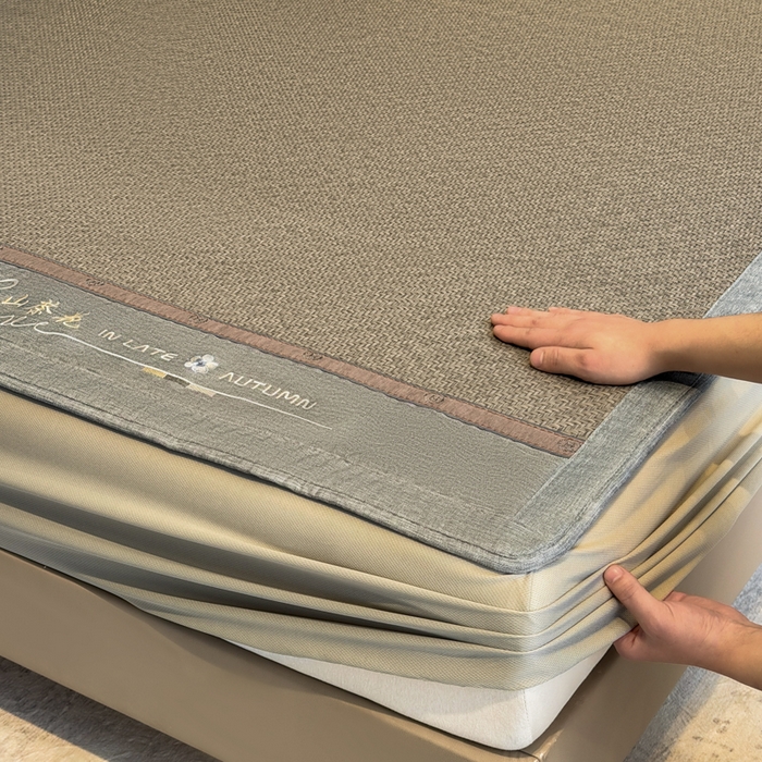 91家纺网 家纺一手货源 找家纺 鑫琪莱家纺 2026新款PE草本凉感藤席子凉席 山茶花灰-床笠款