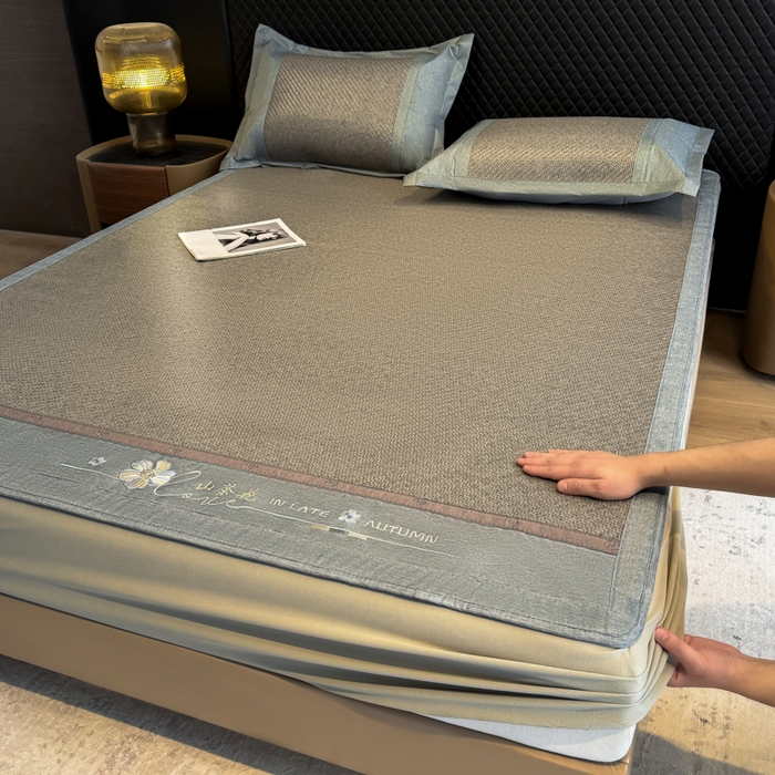 91家纺网 家纺一手货源 找家纺 鑫琪莱家纺 2026新款PE草本凉感藤席子凉席 山茶花灰-床笠款