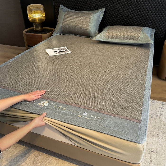 91家纺网 家纺一手货源 找家纺 鑫琪莱家纺 2026新款PE草本凉感藤席子凉席 山茶花灰-床笠款