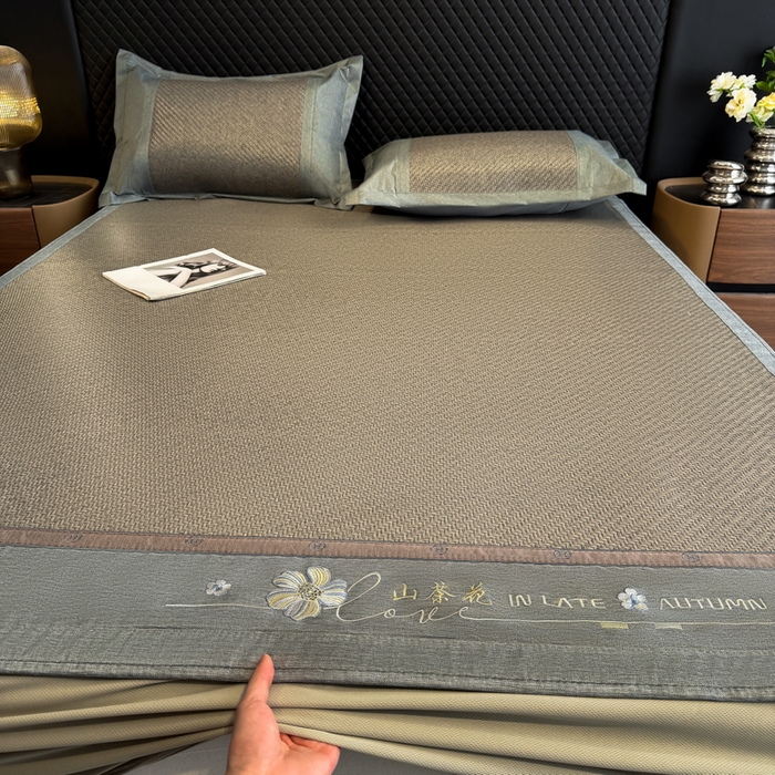 91家纺网 家纺一手货源 找家纺 鑫琪莱家纺 2026新款PE草本凉感藤席子凉席 山茶花灰-床笠款