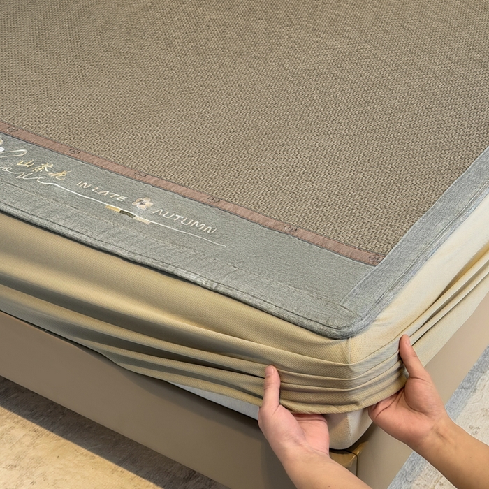 91家纺网 家纺一手货源 找家纺 鑫琪莱家纺 2026新款PE草本凉感藤席子凉席 山茶花灰-床笠款