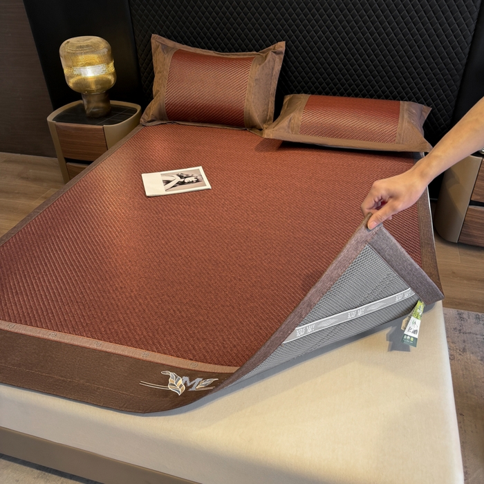 91家纺网 家纺一手货源 找家纺 鑫琪莱家纺 2026新款PE草本凉感藤席子凉席 艾草咖-床席款