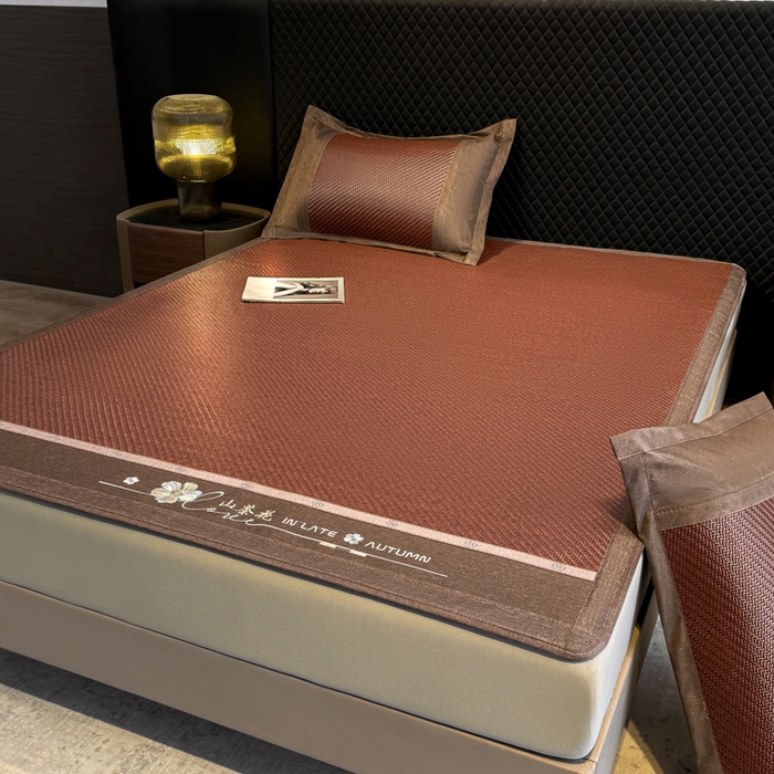 91家纺网 家纺一手货源 找家纺 鑫琪莱家纺 2026新款PE草本凉感藤席子凉席 山茶花咖-床笠款