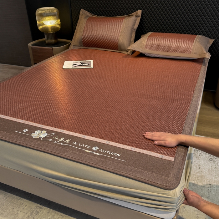 91家纺网 家纺一手货源 找家纺 鑫琪莱家纺 2026新款PE草本凉感藤席子凉席 山茶花咖-床笠款