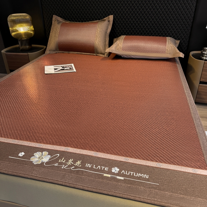 91家纺网 家纺一手货源 找家纺 鑫琪莱家纺 2026新款PE草本凉感藤席子凉席 山茶花咖-床笠款