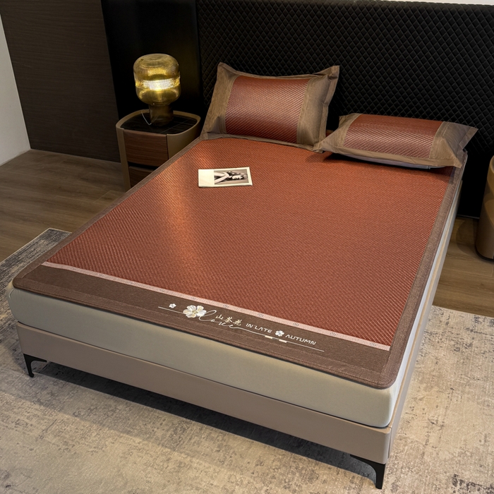 91家纺网 家纺一手货源 找家纺 鑫琪莱家纺 2026新款PE草本凉感藤席子凉席 山茶花咖-床笠款