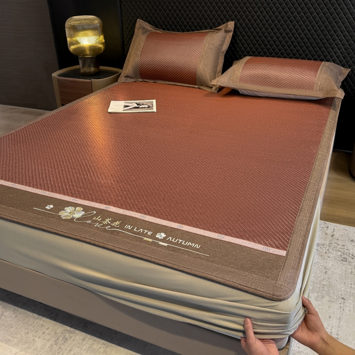 91家纺网 家纺一手货源 找家纺 鑫琪莱家纺 2026新款PE草本凉感藤席子凉席 山茶花咖-床笠款