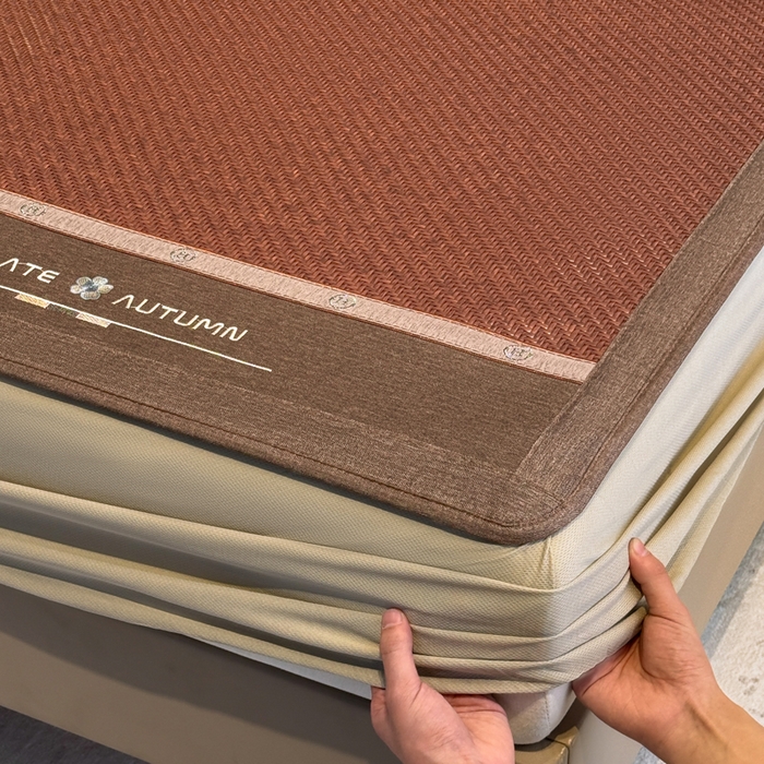 91家纺网 家纺一手货源 找家纺 鑫琪莱家纺 2026新款PE草本凉感藤席子凉席 山茶花咖-床笠款