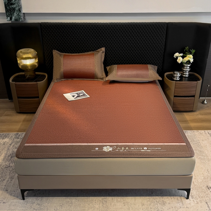 91家纺网 家纺一手货源 找家纺 鑫琪莱家纺 2026新款PE草本凉感藤席子凉席 山茶花咖-床笠款