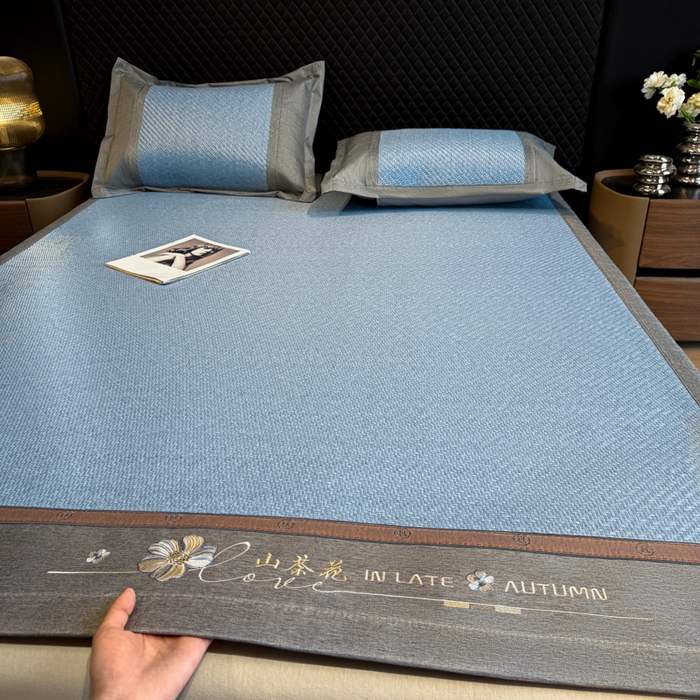 91家纺网 家纺一手货源 找家纺 鑫琪莱家纺 2026新款PE草本凉感藤席子凉席 山茶花蓝-床席款