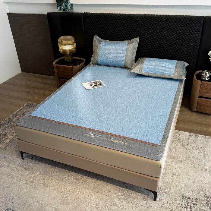 91家纺网 家纺一手货源 找家纺 鑫琪莱家纺 2026新款PE草本凉感藤席子凉席 艾草蓝-床笠款