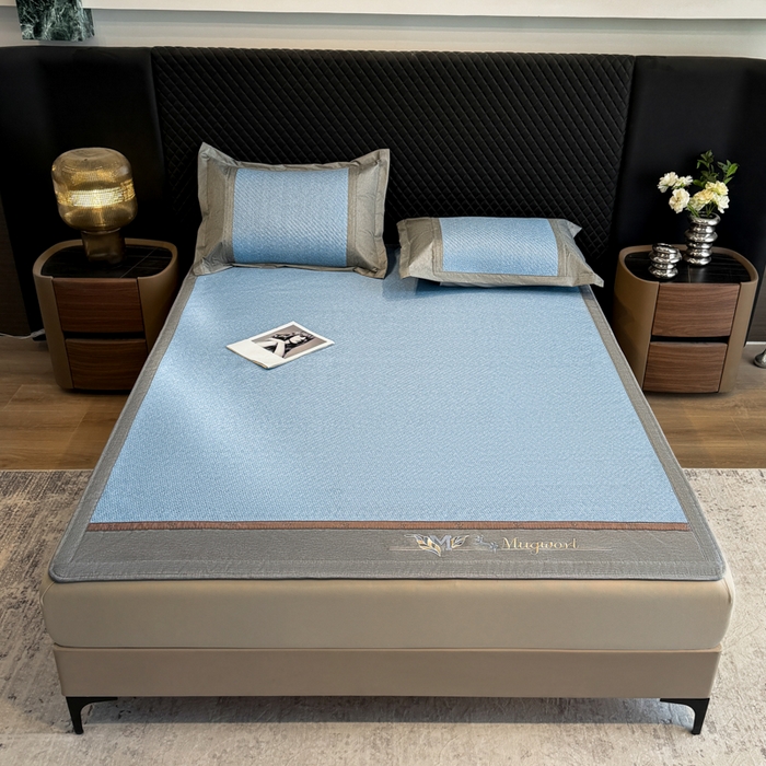 91家纺网 家纺一手货源 找家纺 鑫琪莱家纺 2026新款PE草本凉感藤席子凉席 艾草蓝-床笠款