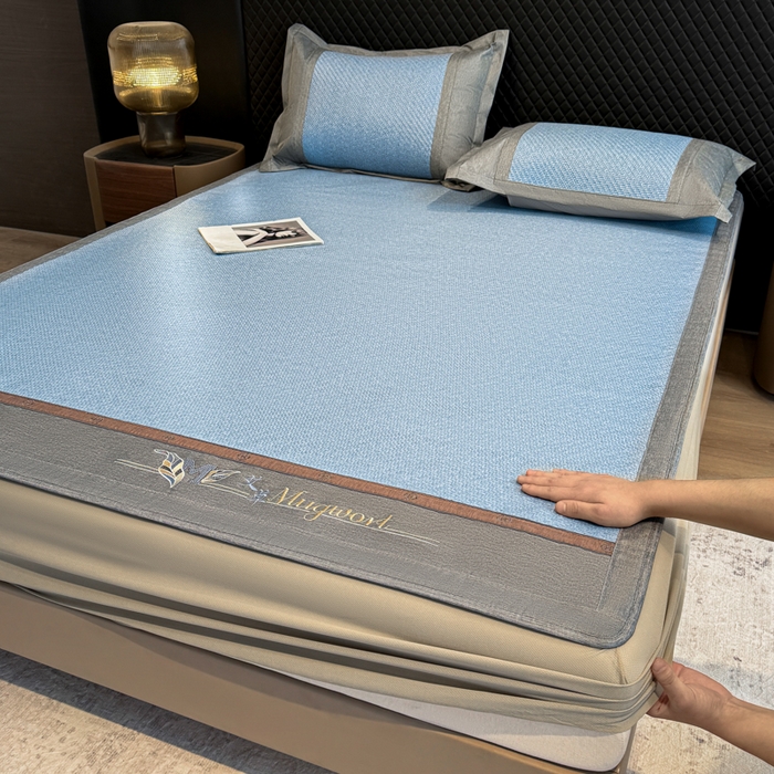 91家纺网 家纺一手货源 找家纺 鑫琪莱家纺 2026新款PE草本凉感藤席子凉席 艾草蓝-床笠款