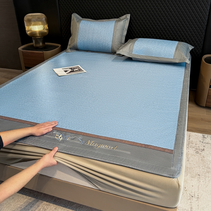 91家纺网 家纺一手货源 找家纺 鑫琪莱家纺 2026新款PE草本凉感藤席子凉席 艾草蓝-床笠款