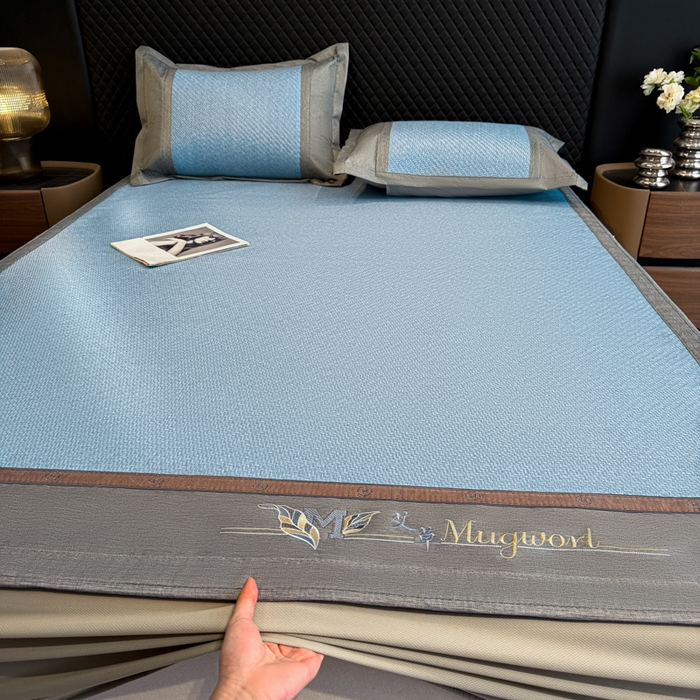 91家纺网 家纺一手货源 找家纺 鑫琪莱家纺 2026新款PE草本凉感藤席子凉席 艾草蓝-床笠款