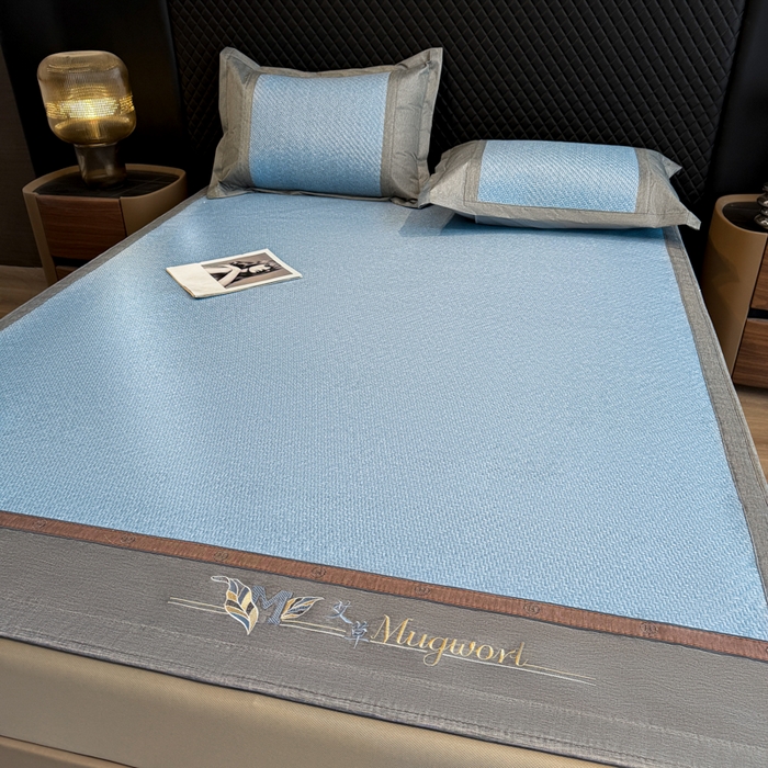 91家纺网 家纺一手货源 找家纺 鑫琪莱家纺 2026新款PE草本凉感藤席子凉席 艾草蓝-床笠款