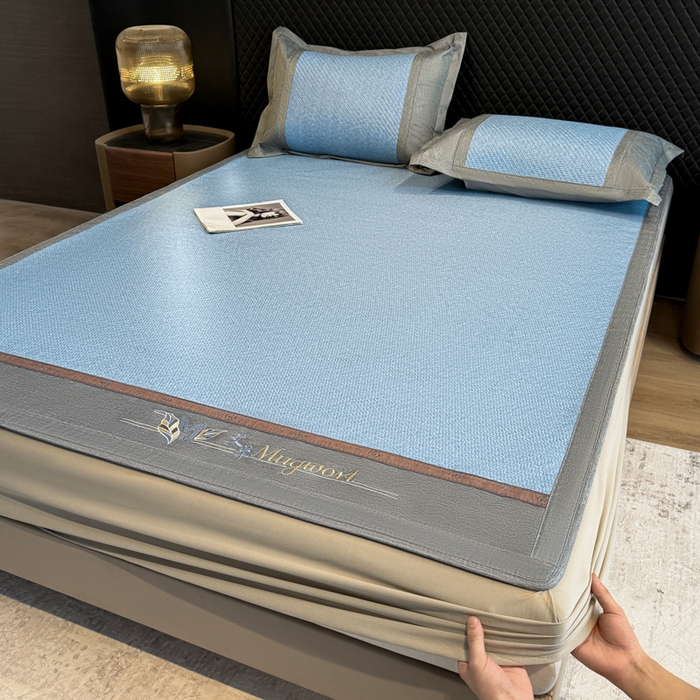 91家纺网 家纺一手货源 找家纺 鑫琪莱家纺 2026新款PE草本凉感藤席子凉席 艾草蓝-床笠款