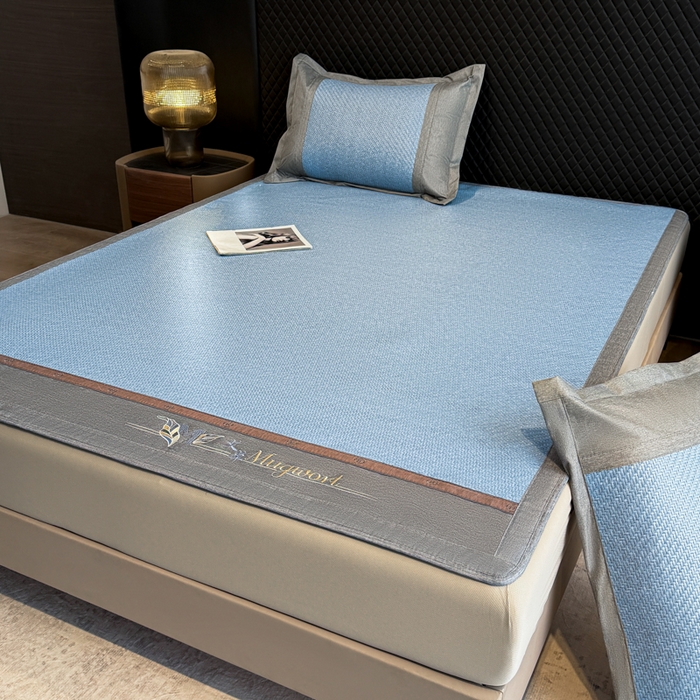 91家纺网 家纺一手货源 找家纺 鑫琪莱家纺 2026新款PE草本凉感藤席子凉席 艾草蓝-床笠款