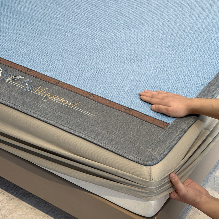 91家纺网 家纺一手货源 找家纺 鑫琪莱家纺 2026新款PE草本凉感藤席子凉席 艾草蓝-床笠款