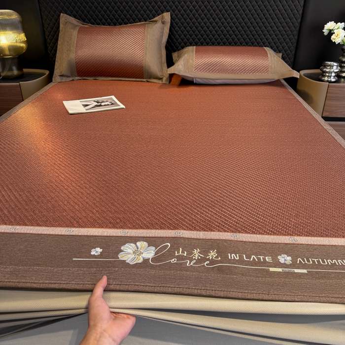 91家纺网 家纺一手货源 找家纺 鑫琪莱家纺 2026新款PE草本凉感藤席子凉席 山茶花咖-床笠款