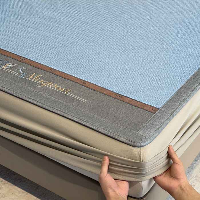 91家纺网 家纺一手货源 找家纺 鑫琪莱家纺 2026新款PE草本凉感藤席子凉席 艾草蓝-床笠款