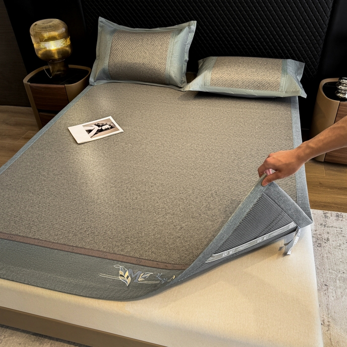 91家纺网 家纺一手货源 找家纺 鑫琪莱家纺 2026新款PE草本凉感藤席子凉席 艾草灰-床席款