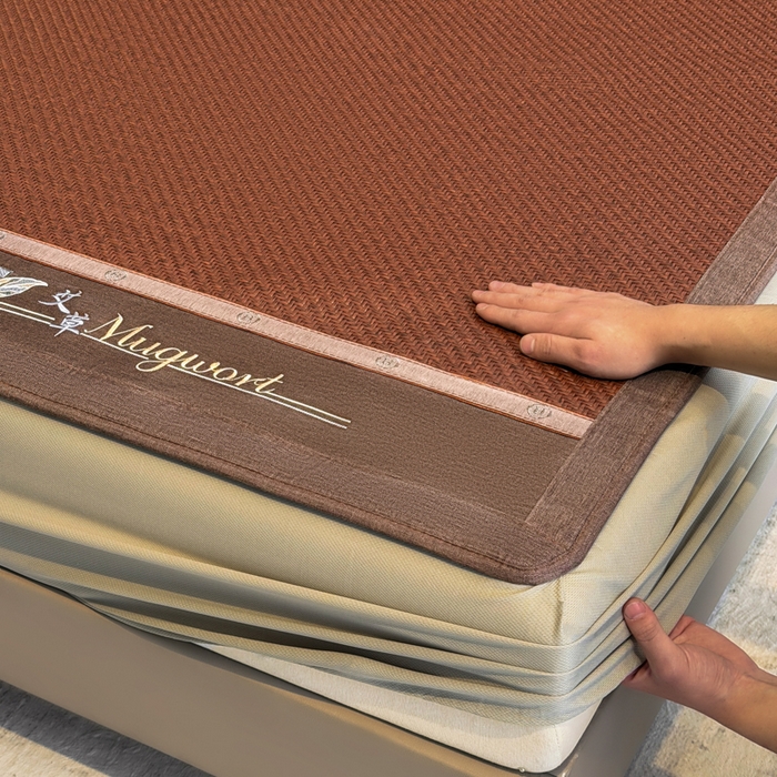 91家纺网 家纺一手货源 找家纺 鑫琪莱家纺 2026新款PE草本凉感藤席子凉席 艾草咖-床笠款