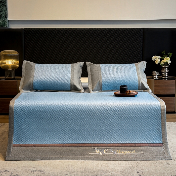 91家纺网 家纺一手货源 找家纺 鑫琪莱家纺 2026新款PE草本凉感藤席子凉席 艾草蓝-床席款