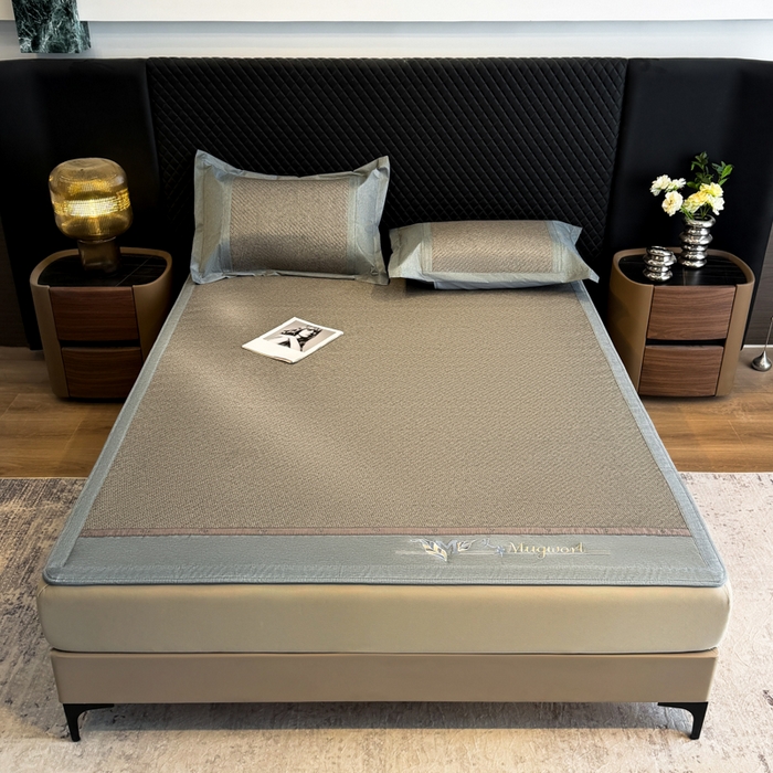 91家纺网 家纺一手货源 找家纺 鑫琪莱家纺 2026新款PE草本凉感藤席子凉席 艾草灰-床笠款