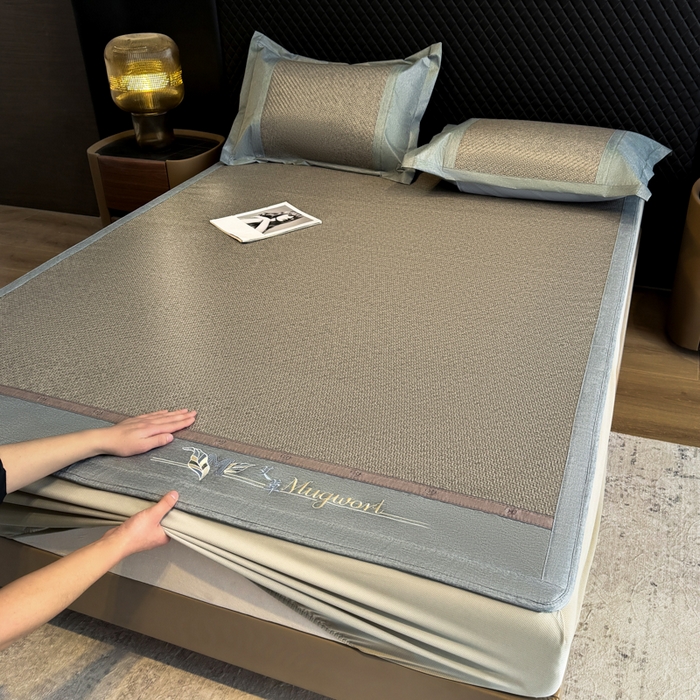 91家纺网 家纺一手货源 找家纺 鑫琪莱家纺 2026新款PE草本凉感藤席子凉席 艾草灰-床笠款