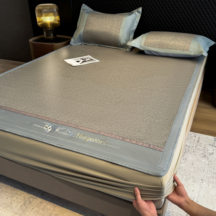 91家纺网 家纺一手货源 找家纺 鑫琪莱家纺 2026新款PE草本凉感藤席子凉席 艾草灰-床笠款